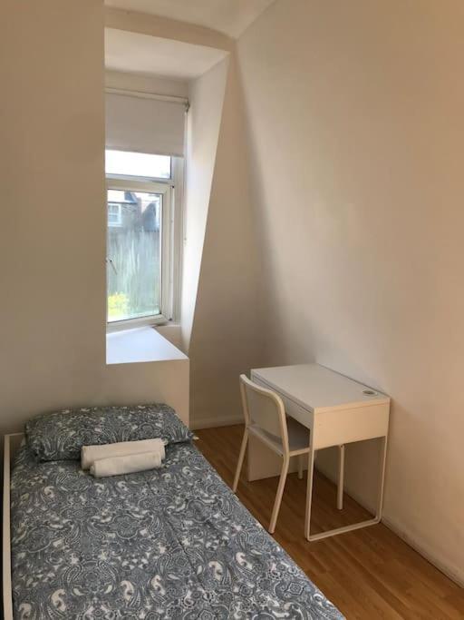 Single Bedrooms With Wifi And Underbed 10 Londen Buitenkant foto