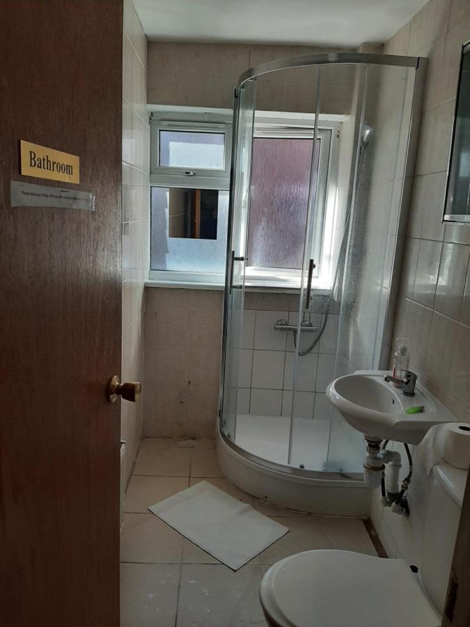 Single Bedrooms With Wifi And Underbed 10 Londen Buitenkant foto