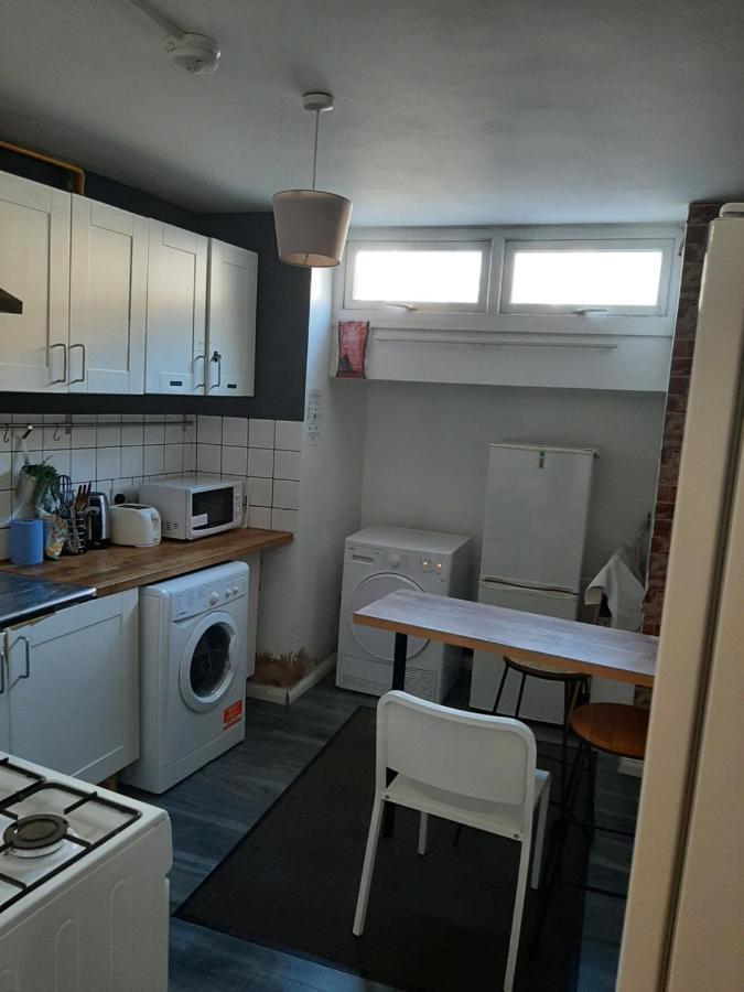 Single Bedrooms With Wifi And Underbed 10 Londen Buitenkant foto